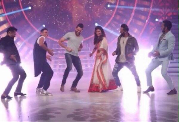 शिवाय 'हाऊसफुल 3' सिनेमाच्या प्रमोशनवेळी अक्षय कुमार, रितेश देशमुख आणि धकधक गर्ल माधुरी दीक्षित यांनी सैराटच्या गाण्यावर ठेका धरला होता.