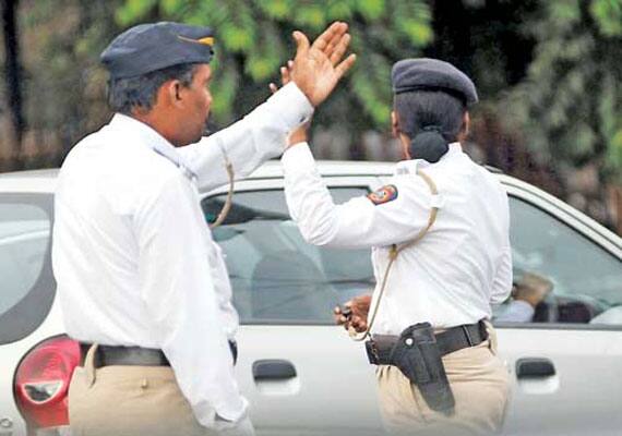 वाहतूक शाखेचा हेड कॉन्सटेबल तुमच्याकडून 100 रुपयांचा दंड वसूल करु शकतो.