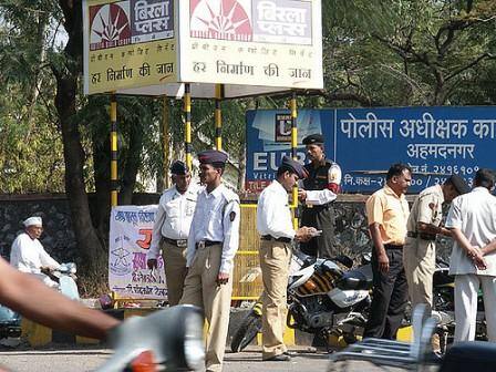 कोणत्याही वाहतूक पोलिसाला दंड वसूल करण्याचा अधिकार नाही. 100 रुपयांपेक्षा अधिकचा दंड वसूल करण्याचा अधिकार केवळ ASI आणि SI यांनाच देण्यात आलेला आहे. 