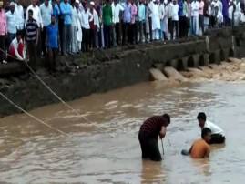 Boy Missed In Flood नदी ओलांडण्याचं धाडस जीवावर, दुचाकीसह तरुण वाहून गेला