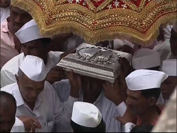 आळंदीत शेकडो दिंड्या दाखल झाल्या आहेत. माऊलींच्या दर्शनासाठी आळंदीत मोठी गर्दी होतेय.