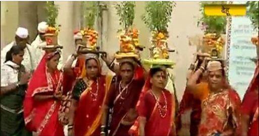 तुकोबारायाच्या मंदिरातून निघून पालखी आज इनामदार वाड्यात मुक्कामी असणार आहे. यंदा 330 दिंड्या तुकोबांच्या पालखीत सहभागी होणार आहेत. 