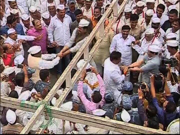 यावर्षी पालखी सोहळा प्रस्थानाला अर्थमंत्री सुधीर मुनगंटीवार, बबन लोणीकर, गिरीश बापट, हर्षवर्धन पाटील उपस्थित होते. मुनगंटीवारांनी फुगडी घालून आनंद व्यक्त केला