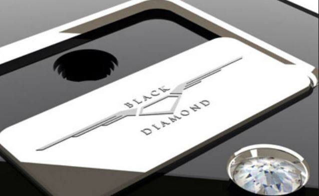 जगातील महागड्या स्मार्टफोनमध्ये सोनी एरिक्सनचा Black Diamondचं नाव येतं. या स्मार्टफोनची किंमत 2,0360986 रु. आहे. 