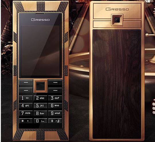 Luxor Las Vegas Jackpot नावाचा हा स्मार्टफोन स्वित्झर्लंडमध्ये 2005 साली तयार करण्यात आला आहे. हा स्मार्टफोन तयार करताना त्यात सोन्याचा वापर करण्यात आला आसून याची किंमत तब्बल 1 मिलियन डॉलर आहे. 