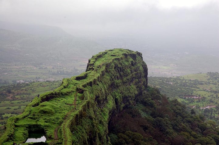 लोहगड किल्ला : पुण्यात राहणाऱ्यांसाठी लोणावळ्याजवळील लोहगड हे निसर्गरम्य आणि ऐतिहासिक ठिकाण एक पर्वणी आहे. शिवाय मुंबईकरांसाठी देखील हे ठिकाण सोयीचं आहे. रस्त्याने तुम्ही लोणावळ्यातील विविध पर्यटनस्थळांवर जाऊ शकता.