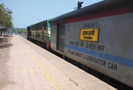 Indian Railways Soon Implant Automatic Doors In Rajdhani And Shatabdi Trains राजधानीसह शताब्दी एक्स्प्रेसमध्ये लवकरच स्वयंचलित दरवाजे