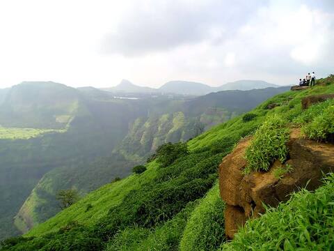 मुंबई-पुण्याजवळील पावसाळ्यात फुलणारे 10 प्रसिद्ध पर्यटनस्थळं मुंबई-पुण्याजवळील पावसाळ्यात फुलणारे 10 प्रसिद्ध पर्यटनस्थळं