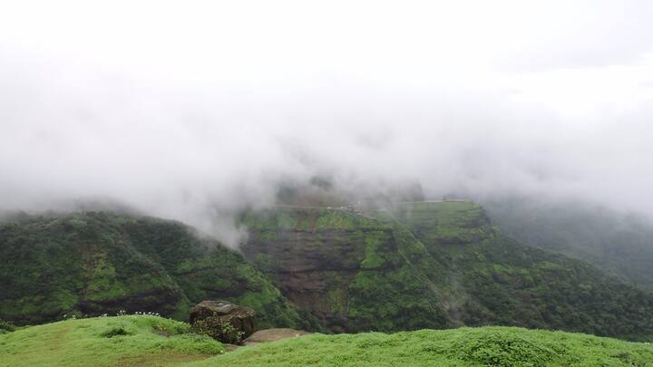 माळशेज घाट : कल्याण-अहमदनगर मार्ग : धबधब्यांसाठी प्रसिद्ध असलेला माळशेज घाट पावसाळ्यात आकर्षक फुलतो. येथे येणारे परदेशी पक्षी पाहण्यासाठी पर्यटकांची पावसाळ्यात मोठी गर्दी असते.