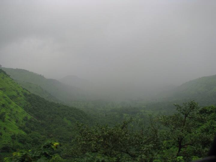 माथेरान : पावसाळ्यात माथेरानचं निसर्ग सौंदर्य पाहण्यासारखं असतं. माथेरान पावसाळ्यात खास ट्रेकिंगसाठी ओळखलं जातं.