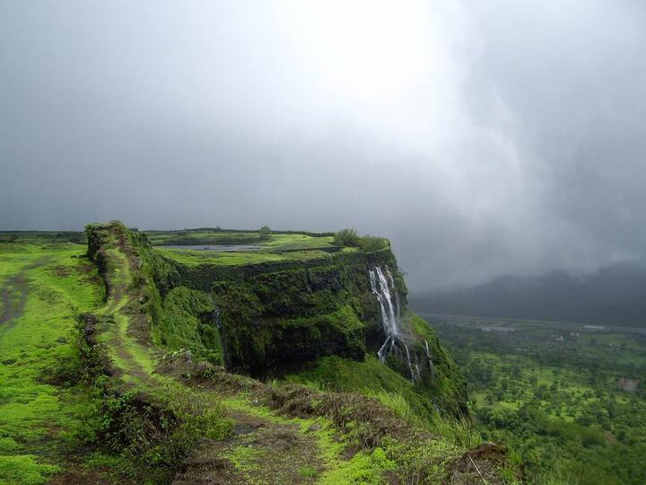 शहापूरः ठाणे जिल्ह्यातील शहापूर हे विविध प्रसिद्ध पर्यटनस्थळं असणारं ठिकाण आहे. शहापूर येथील धबधबे, हिरवळ हे पावसाळ्यात पाहण्यासारखं असतं.