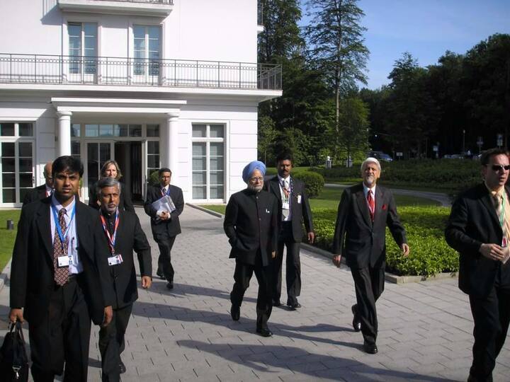 मोदींची सुरक्षा माजी पंतप्रधान मनमोहन सिंह यांच्यापेक्षाही तगडी आहे. मोदींच्या आजूबाजूला जवळपास एक हजारापेक्षा जास्त कमांडो तैनात असतात.