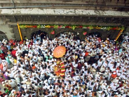विठूरायाच्या गजराने सारा आसमंत दुमदुमून निघाला होता (फोटो सैजन्य: अमित रूके व ऋषभ रेडकर, पुणे.)