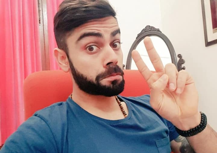 विराट कोहली कुटुंबप्रिय व्यक्ती आहे. त्याच्या काही फोटोंवरून हे दिसूनही आलं आहे. तो आपल्यापेक्षा मोठ्या व्यक्तींना खूप मान देतो. 