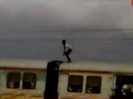 Mumbai Local Train Stunt Video VIDEO : मुंंबईत लोकलच्या टपावर थरारक स्टंटबाजी