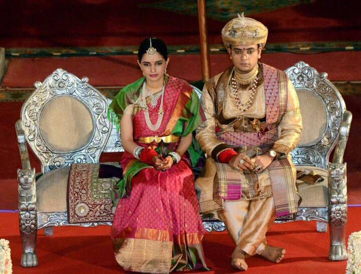 यदुवीर वोडीयार यांचा राज्याभिषेक होण्यापूर्वी श्रीकांतदत्ता नरसिंहा वोडीयार हे राजगादीवर विराजमान होते, परंतु 2013 मध्ये त्यांचं निधन झालं. 