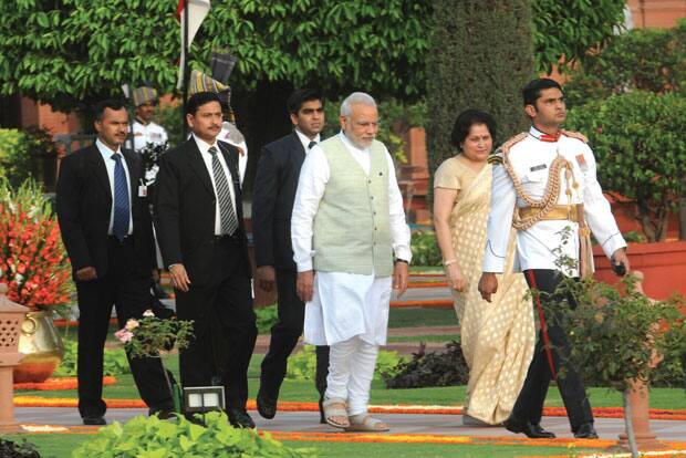 सहावा वेतन आयोग लागू करताना 2008 साली 20 टक्के वेतनवाढीची शिफारस करण्यात आली होती. सरकारने वेतन आयोग लागू करताना आयोगाच्या शिफारसींपेक्षा दुप्पट वेतनवाढ केली होती.