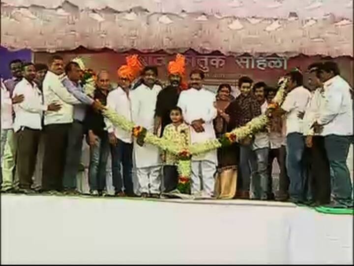 शेकडो प्रेक्षकांच्या गर्दीतून मार्ग काढत मोठ्या गाजावाजात सैराटच्या संपूर्ण टीमचं करमाळावासीयांनी दमदार स्वागत केलं. 