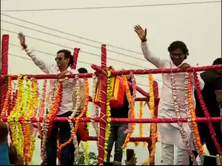 हजारो रसिका प्रेक्षकांच्या उपस्थितीत यावेळी टीम सैराटमधील कलाकारांचा सत्कारही करण्यात आला. 
