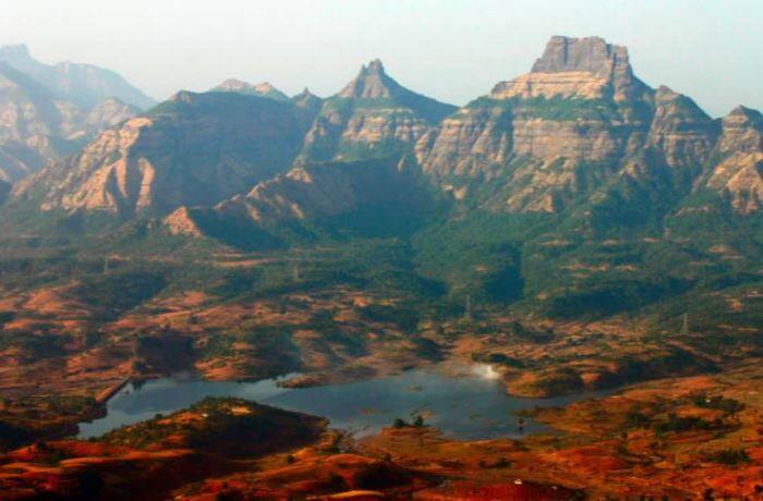 हा संपूर्ण परिसर हिरवाईनं नटलेला आहे. 