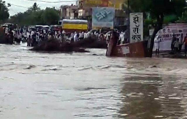 हिंगोलीत नदीला पूर, शेतात गेलेले शेतातच अडकले !