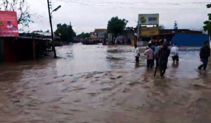 हिंगोलीत नदीला पूर, शेतात गेलेले शेतातच अडकले !