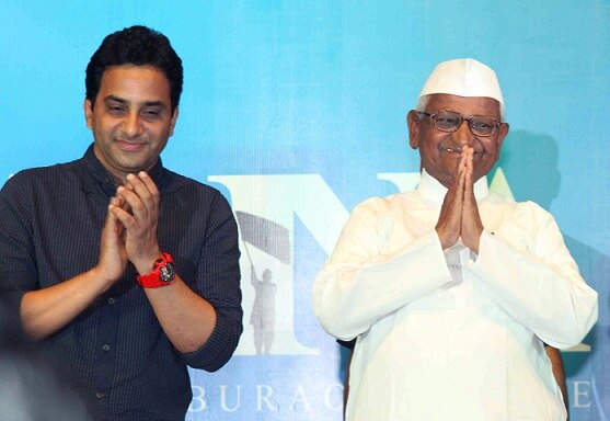 अण्णा हजारे आणि शशांक उदापूरकर 