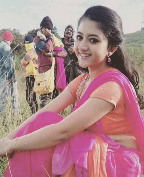 1997 साली जन्म झालेली श्रेया वयाच्या तिसऱ्या वर्षापासून अभिनय करीत आहे. 