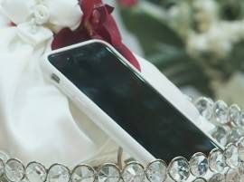 A Man Marries With Smartphone VIDEO: तरुणानं केलं चक्क स्मार्टफोनशी लग्न!