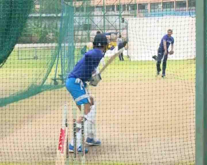 टीम इंडियाचा कसोटी कर्णधार विराट कोहली फलंदाजी प्रशिक्षक संजय बांगरसह मैदानात दिसला. 