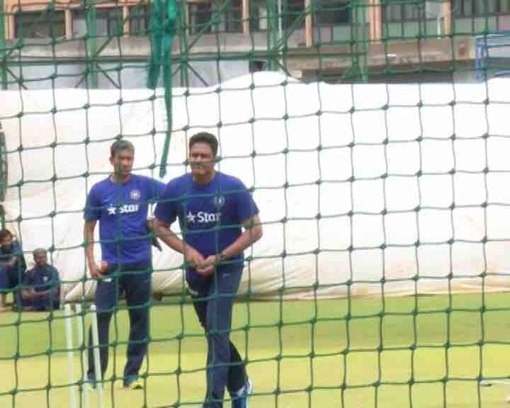 विराटनं नेट्समध्ये गोलंदाजांचा सामना केला. जवळपास अडीच तास विराटचा सराव सुरू होता. आगामी मोसमात कसोटी क्रिकेटचं आव्हान पेलण्यासाठी विराटची ही मेहनत सुरू आहे. 
