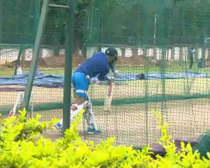 विराटनं आजवर 41 कसोटी सामन्यांमध्ये 44.02 च्या सरासरीनं 2,994 धावा केल्या आहेत. त्यानं आजवर 11 शतकं आणि 12 अर्धशतकं ठोकली आहेत. पण मागच्या सहा कसोटी सामन्यांत त्यानं एकही शतक ठोकलेलं नाही.