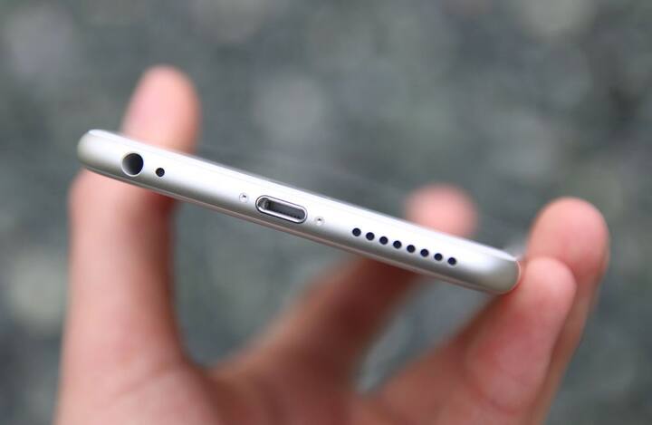 आयफोनमध्ये अशाप्रकारचे तीन छिद्रं आहे. एक कॅमेरा आणि फ्लॅशच्या मध्ये एक फोनच्या खालच्या भागात आणि तिसरं छिद्र फ्रंट कॅमेराजवळ असतो. 