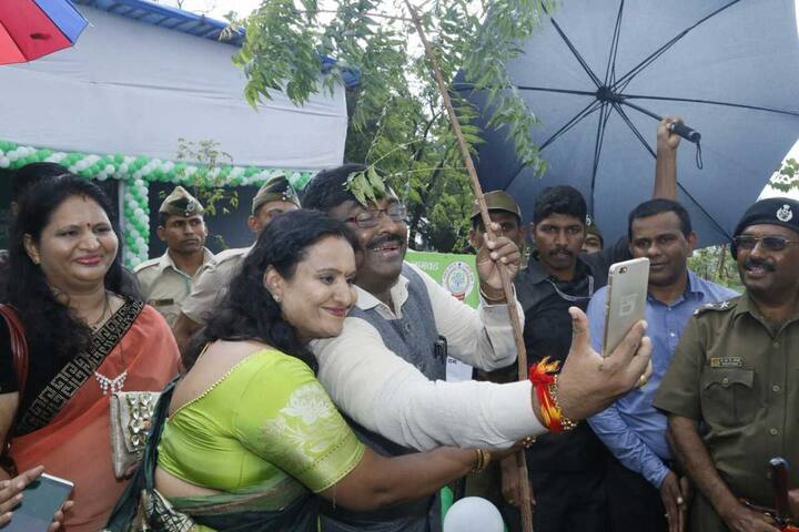 वनमंत्री सुधीर मुनगंटीवार यांचा सेल्फी विथ ट्री.