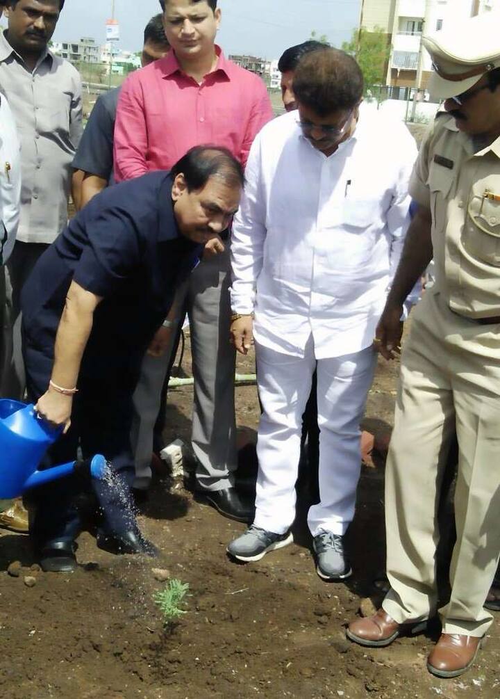 एकनाथ खडसे यांनी वृक्षारोपण केलं.