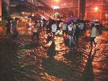 मुंबई, उपनगरात पावसाची संततधार, अंधेरी-सायनमध्ये पाणी साचलं