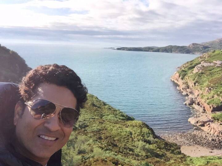 सचिन सध्या परदेशात सुट्टी साजरी करत आहे. त्याने एका बेटावर सेल्फी घेतला आहे.