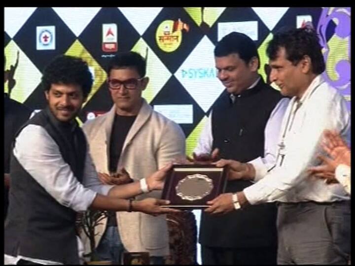 शास्त्रीय गायक महेश काळेः  गाणं हीच त्याची ओळख… वयाच्या अवघ्या तिसऱ्या वर्षी तो पहिल्यांदा रसिकांसमोर गायला आणि त्याच्या निरागस सुरांनी सा-यांना मोहून टाकलं. शास्त्रीय गायक महेश काळे…..तिथून सुरु झालेला महेशच्या गात्या गळ्याचा प्रवास म्हणजे त्याच्या लक्षावधी चाहत्यांच्या आयुष्यातील सुरेल चांदणं. पं. जितेंद्र अभिषेकींसारखा गुरु लाभल्यानं महेश काळेच्या गाणं खऱ्या अर्थानं फुलत गेलं अन् स्वत:ची शैलीही त्याने निर्माण केली. पुढे पुणे विद्यापीठातून इलेक्ट्रॉनिक्स इंजिनिअरिंगची पदवी मिळवणाऱ्या महेशने अमेरिकेतल्या सँटा क्लारा विद्यापीठातून इंजिनिअरिंग मॅनेजमेंट या विषयात मास्टर डीग्रीही मिळवली. सूरांच्या मोहिनीमुळे संगीत हाच त्याचा श्वास होता अन् राहिलाय… हे त्याच्या ताना मुरक्यांमधून आपल्याला जाणवतं.  आजवर त्याने जगभरातल्या अनेक देशात हजाराहून अधिक शास्त्रीय संगीताच्या मैफली केल्यात. अमेरीकेतल्या शंभराहून अधिक विद्यार्थ्यांना तो संगीताची संथा देतोय.