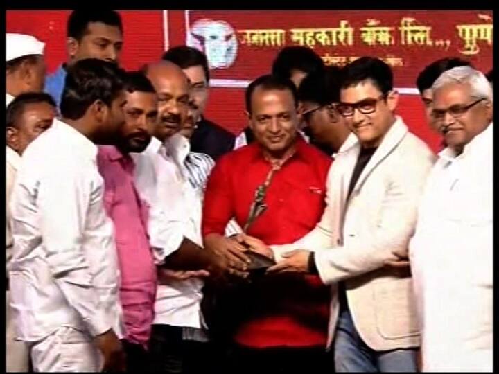 नाम फाऊंडेशनः सलग तीन वर्ष पडलेला दुष्काळ . सततची नापिकी आणि डोक्यावर कर्जाचा बोजा.  या दुष्टचक्रातून स्वतःची सुटका करून घेण्यासाठी हजारो शेतकऱ्यांनी मृत्यूला अलिंगण दिलं.  मात्र शेतकऱ्यांच्या आत्महत्येमुळं त्यांच्या अर्धांगिणींसमोर मोठं संकट उभं ठाकलं.. धन्यानं अर्धवट सोडलेला डाव सावरणाऱ्या त्या माऊलीच्या मदतीसाठी दोन मराठी कलावंत धावून आले. नाना पाटेकर आणि मकरंद अनासपुरे… या दोन प्रतिभाशाली कलावंतांमधल्या खऱ्याखुऱ्या नायकांच्या कल्पनेतूनच जन्माला आली नाम फाऊंडेशन.. आत्महत्याग्रस्त शेतकरी कुटुंबीयांना दुख:च्या गर्तेतून बाहेर काढण्याचं काम नामकडून अविरतपणे सुरूय.