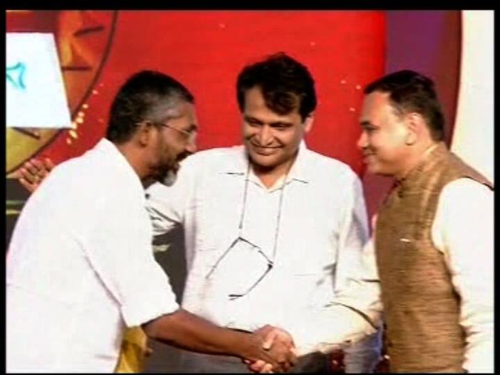 नागराज मंजुळेः माझ्या हाती नसती लेखणी तर असती छिन्नी, सतार, बासरी अथवा कुंचला….मी कशानेही उपसत राहिलो असतो हा अतोनात कोलाहल मनातला…. मनातला हा कोलाहल मांडायला त्याला सिनेमाचं माध्यम मिळालं आणि त्याने जगलेलं वास्तव रुपेरी पडद्यावर अनुभवताना सारा समाज अंतर्मुख झाला. यशा-अपयशाची पर्वा न करता आपल्या कलाकृतीशी प्रामाणिक राहणारा हा मनस्वी दिग्दर्शक, निर्माता अन् अभिनेता… नागराज मंजुळे कवितेतून व्यक्त होत होता. त्याला कॅमेऱ्याची भाषा उमगली आणि मग त्याच्यातला हळवा तरीही विद्रोही कवी कॅमेऱ्याच्या भाषेत बोलायला लागला.