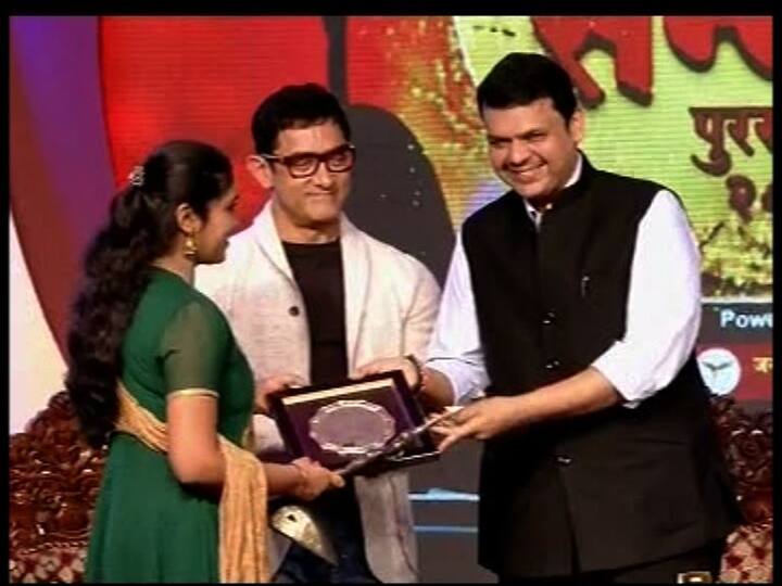 रिंकू राजगुरु आणि आकाश ठोसरःकाही दिवसांपूर्वी जर ही नावं कोणाला विचारलं असतं तर त्यांची ओळख सांगणारे अगदीच हाताच्या बोटावर मोजण्याइतपत भेटले असते.   मात्र सैराट रिलीज झाला आणि त्यांनी साकरलेल्या आर्ची आणि परशानं अवघ्या महाराष्ट्राला याड लावलं. सातवीत असताना रिंकूने गंमत म्हणून सिनेमासाठी दिलेली अॉडिशन, आठवीत असताना झालेलं शूटिंग आणि नववीत झळकलेला सिनेमा. या तीन वर्षांनी तिच्या आयुष्याची सगळी गणितच बदलून टाकली. पदार्पणातच अभिनयासाठीचा राष्ट्रीय पुरस्कार पटकवत रिंकूने दिग्दर्शकाने टाकलेला विश्वास सार्थ ठरवला.  पैलवानकी करणाऱ्या आकाशने तर सिनेमाचं कधी स्वप्नंही पाहिलं नव्हतं.  कुस्तीच्या आखाड्यातून थेट रुपेरी पडद्यावर दाखल झालेल्या या वीरानं हे मैदानही तितक्याच तडफेनं जिंकलं. पहिल्याच सिनेमात लोकप्रियतेचं उत्तुंग शिखर गाठणाऱ्या या रिंकू राजगुरु  आणि आकाश ठोसरला त्यांच्या पुढील वाटचालीसाठी एबीपी माझाच्या मन:पूर्वक शुभेच्छा !