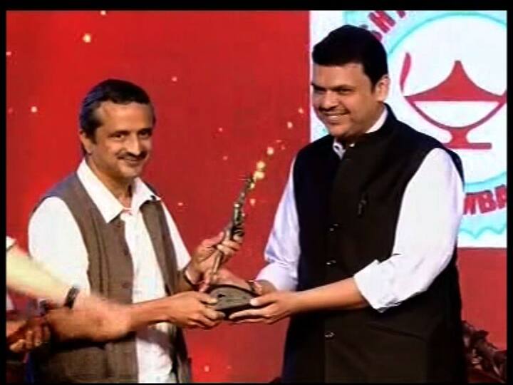 पाणी फाऊंडेशनः मिस्टर परफेक्शनिस्ट म्हणून ओळखला जाणारा अभिनेता आमीर खान आणि सत्यमेव जयते सारख्या कार्यक्रमातून सामाजिक समस्यांवर तोडगा शोधणारे दिग्दर्शक सत्यजीत भटकळ.  या दोघांनीही दुष्काळाला कायमचं हद्दपार करण्याचं स्वप्न पाहिलं आणि जन्म झाला पाणी फाऊंडेशनचा.  जर महाराष्ट्राला सुजलाम सुफलाम करायचं असेल, तर प्रत्येक गावात जलसंधारणाची कामं झाली पाहिजे, दुष्काळमुक्तीचा हा साधा आणि सरळ फॉर्म्युला पाणी फाऊंडेशननं अवलंबला. जलसंधारणाच्या कामासाठी महाराष्ट्रानं हातात कुदळ आणि फावडं धरावं म्हणून सत्यमेव जयते वॉटर कप स्पर्धा आयोजित करण्यात आली. बीडमधलं अंबाजोगाई, अमरावतीमधलं वरूड, आणि साताऱ्यामधलं कोरेगाव. अशा तीन तालुक्यातली ११६ गावं स्पर्धेत सहभागी झाली. पाणी फाऊंडेशनच्या मार्गदर्शनाखाली प्रत्येक गावानं सर्व शक्ती पणाला लावून जलसंधारणाची कामं केली. आकाशातून बरसणारा प्रत्येक थेंब जिरवण्यासाठी गावोगोवी जणू श्रमदानाच्या जत्रा भरत होत्या.  पावसाची पहिली सर कोसळली अन् जलसंधारणाची कामं झालेली गावं पाणीदार झाली. अशा प्रकारे संपूर्ण महाराष्ट्राला दुष्काळमुक्त करण्याचं शिवधनुष्य पाणी फाऊंडेशननं उचललंय. आणि हे शिवधनुष्य ते यशस्वीरित्या पेलणार यात तीळमात्र शंका नाही. महाराष्ट्राला दुष्काळमुक्तीचा मार्ग दाखवणाऱ्या पाणी फाऊंडेशनला ‘माझा’चा सलाम..