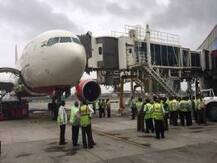 मुंबई विमानतळावर मोठा अपघात टळला, विमान एरोब्रीजला धडकलं