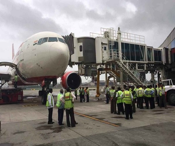 Bird Hit To Ahmedabad London Flight Plane Damaged अहमदाबाद-लंडन विमानाला पक्ष्याची धडक, विमानाचंच नुकसान