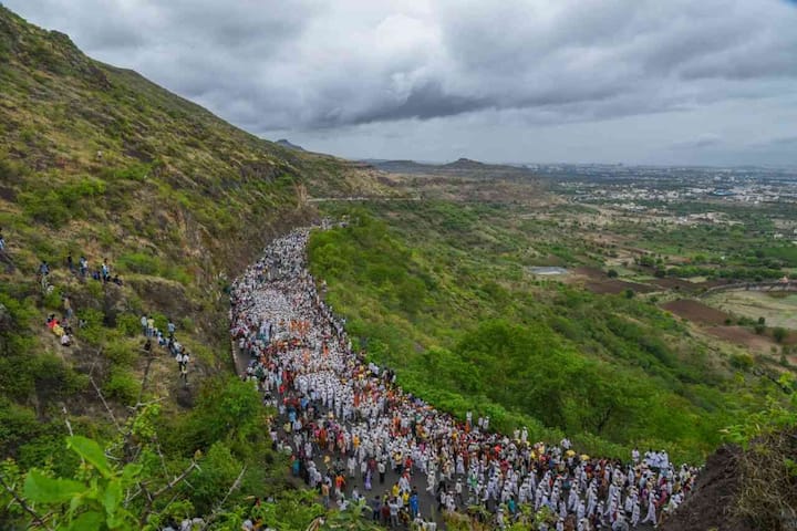 दिवेघाटातून पालखी सासवडसाठी रवाना झाली आहे.