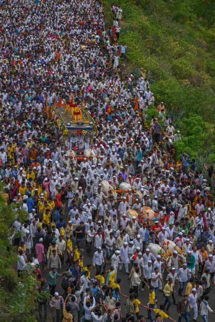 ज्ञानोबा माऊलींच्या गजरात पालखीने दिवेघाट पार केला.