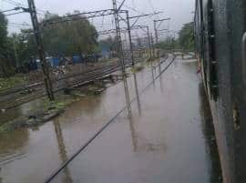 Heavy Rains Disrupts Railway And Road Traffic मुंबईत कोसळधार! रेल्वे वाहतूक कोलमडली