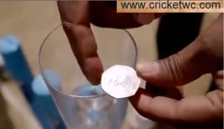 यावेळी त्यांना दांडी उडवायची नव्हती तर स्टम्पवर ठेवलेल्या ग्लासवरील कॉईन गोलंदाजीने अलगद उडवायची होती.