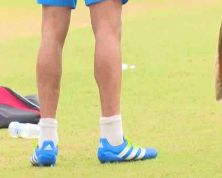 क्रिकेट मैदानावरील सरावासाठी विराट चक्क फुटबॉलचे बूट घालून आला होता.