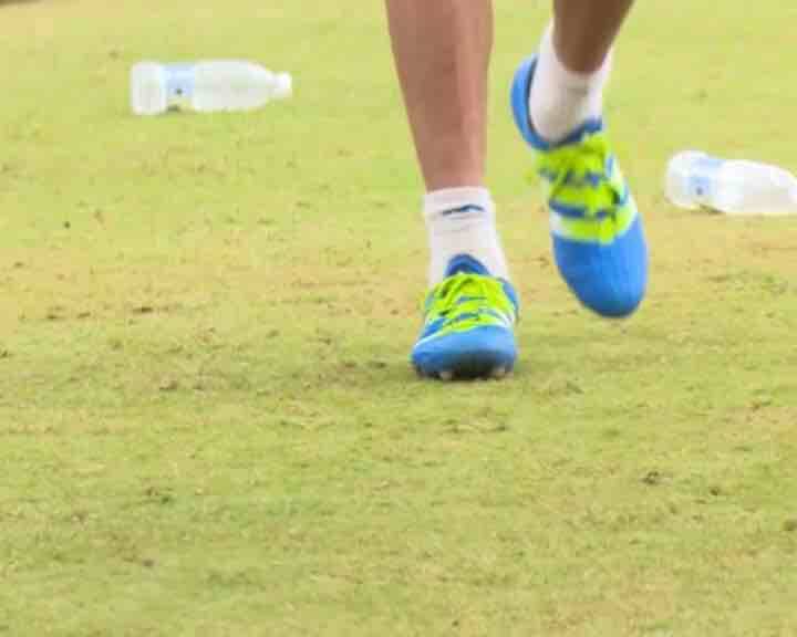 प्रशिक्षक अनिल कुंबळे यांनी फुटबॉल खेळण्यास बंदी घातली होती पण तरीही विराट फुटबॉल शूज घालून आल्याने अश्चर्य व्यक्त होत होते.